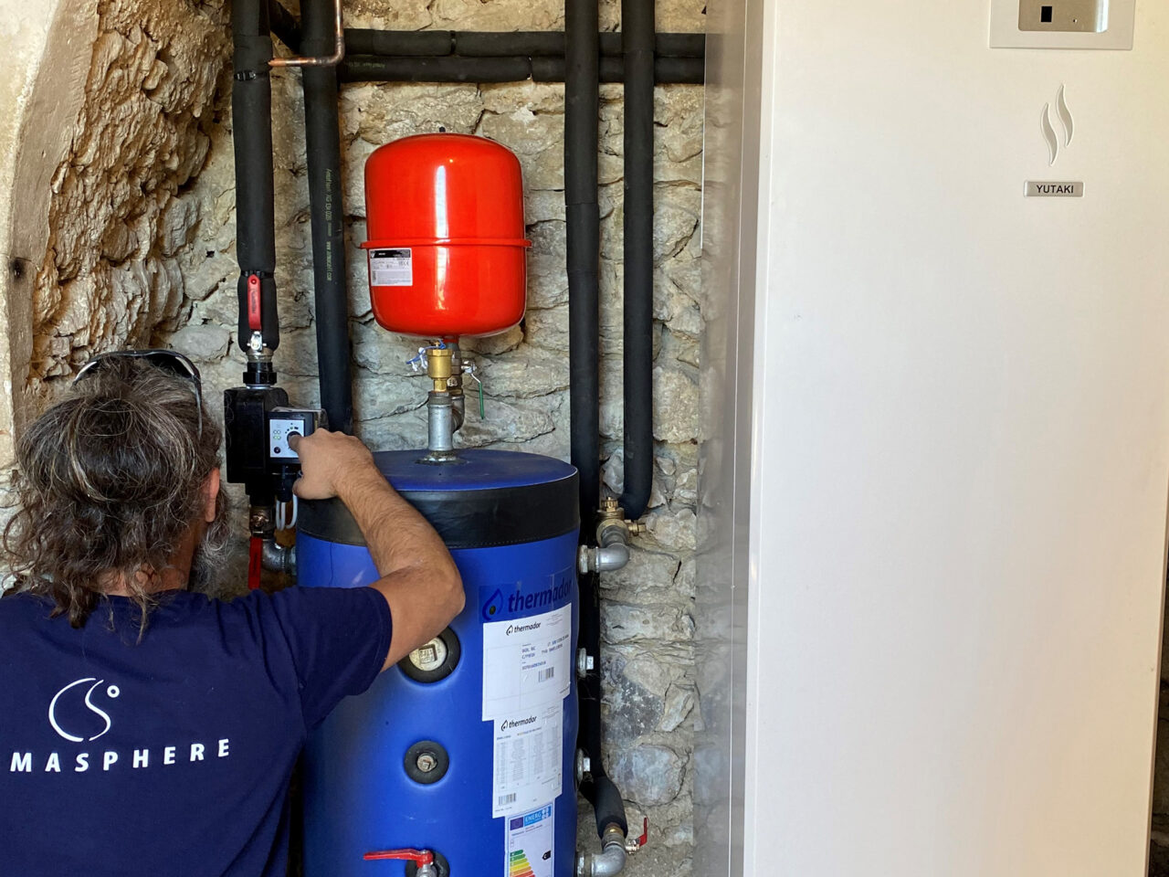 Installation professionnelle de pompe à chaleur air-eau par un technicien qualifié