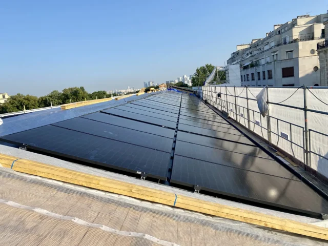 Alignement parfait des panneaux solaires sur le toit de l'OCDE