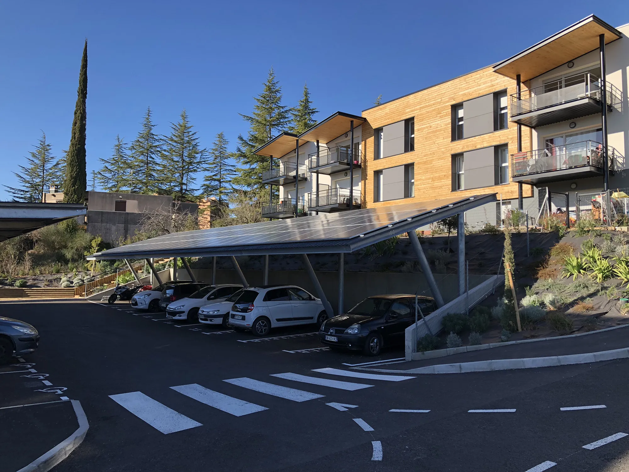 Station de recharge solaire avec un carport photovoltaïque