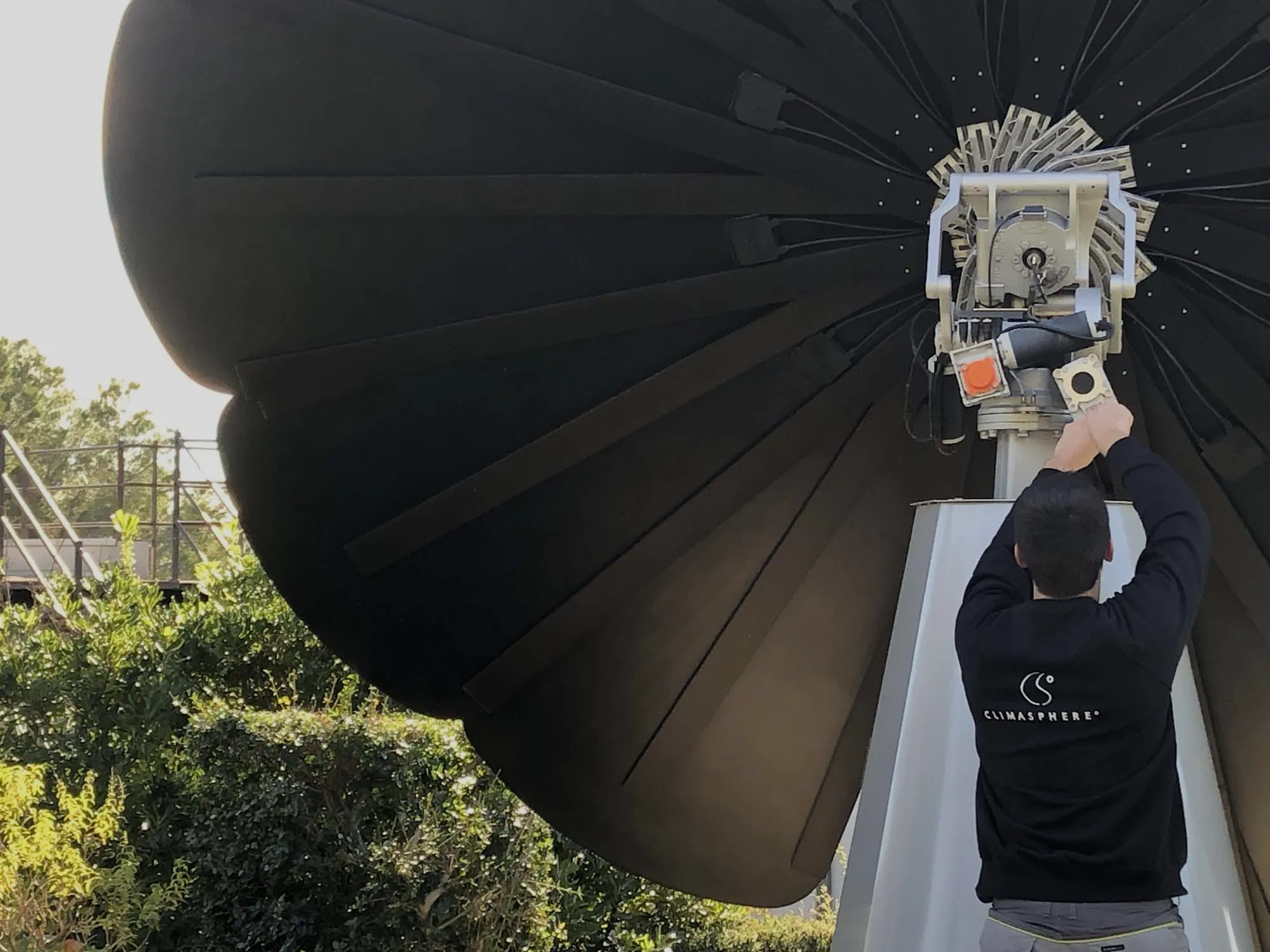 Technicien Climasphere ajustant une installation de fleur solaire