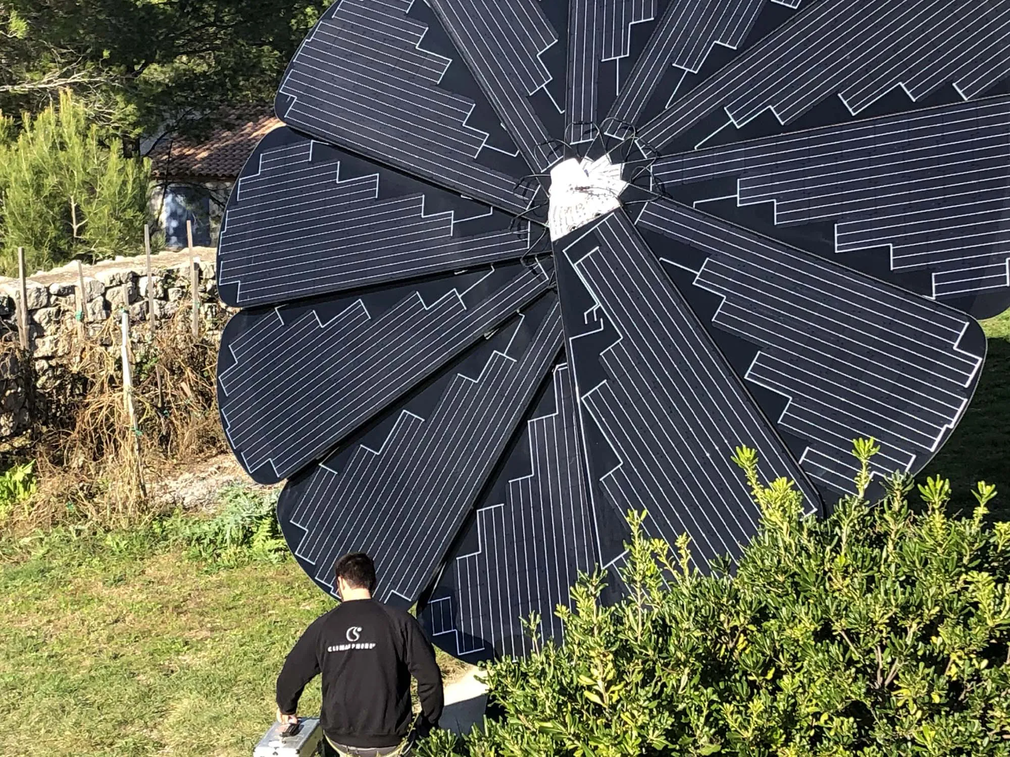 Smartflower photovoltaïque installée pour optimiser la capture solaire