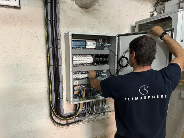 Technicien Climassphère en intervention pour la mise en service de la nouvelle armoire électrique.