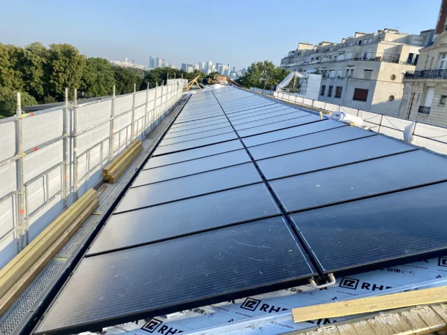 Toit en préparation pour l'installation de panneaux photovoltaïques à l'OCDE.