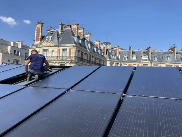 Installation en cours de panneaux solaires sur le toit de l'OCDE