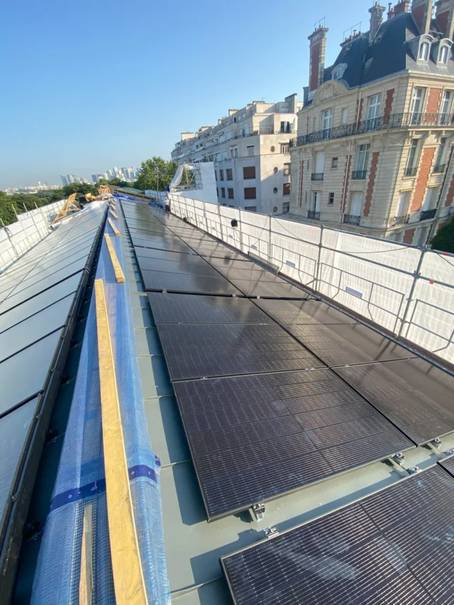 Panneaux solaires alignés sur le toit de l'OCDE à Paris