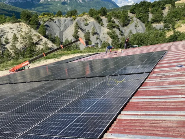 Techniciens remplaçant les panneaux photovoltaïques défectueux à Noyers sur Jabron