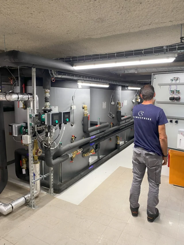 Inspection d'un réseau de panneaux solaires hybrides pour chauffage et eau chaude sanitaire à l'OCDE.