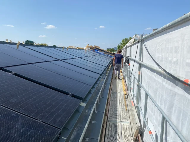 Technicien travaillant sur l'installation de panneaux solaires à l'OCDE à Paris