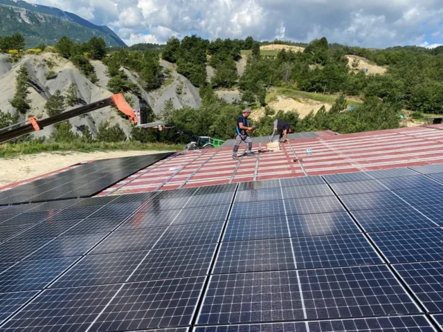 Techniciens remplaçant les panneaux photovoltaïques défectueux à Noyers sur Jabron