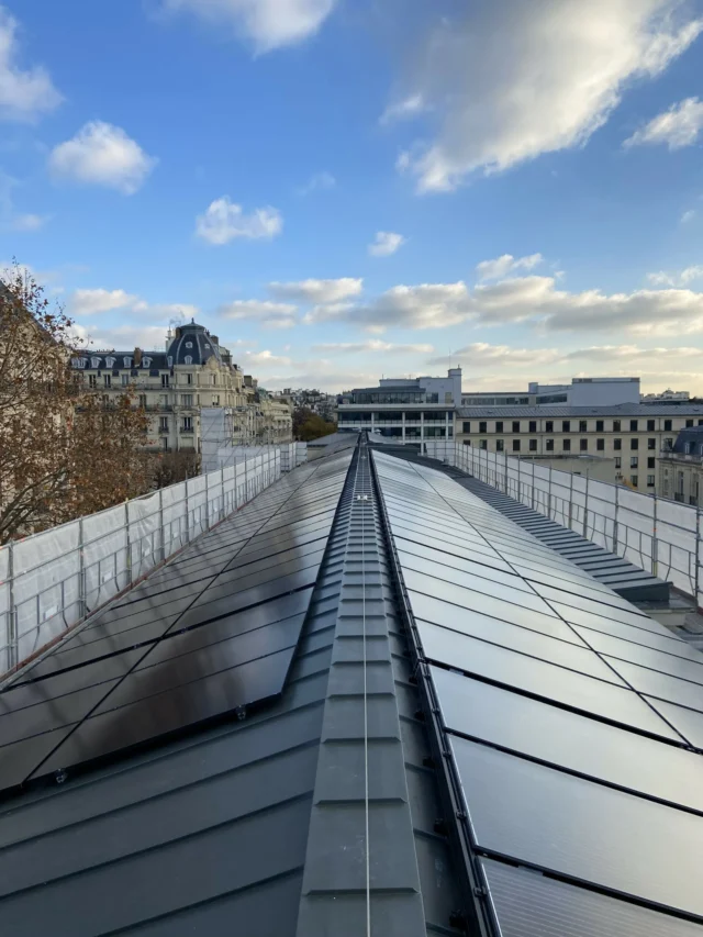 Vue panoramique des panneaux photovoltaïques installés sur un toit à l'OCDE à Paris