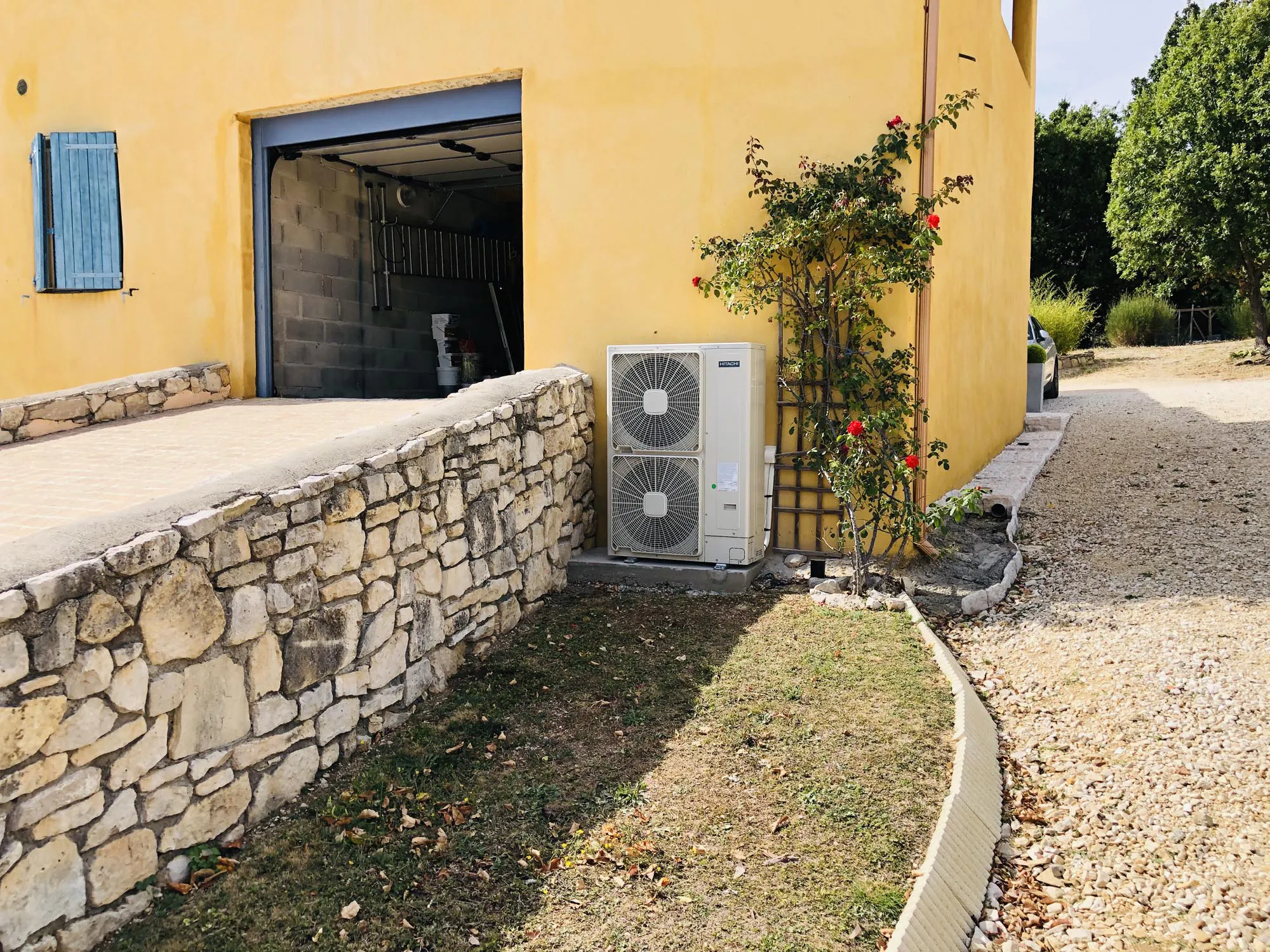 Pompe à chaleur Hitachi à l'extérieur d'une maison de campagne